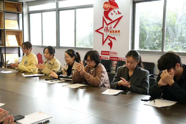 筑牢思想根基,砥礪奮進(jìn)初心--藝術(shù)設(shè)計(jì)學(xué)院2025下半年發(fā)展對(duì)象研討會(huì)暨文化藝術(shù)交流活動(dòng)順利召開(kāi)